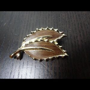 Vintage Sarah Coventry Gold Tone Metal and Faux Wood Leaf Brooch/Pin